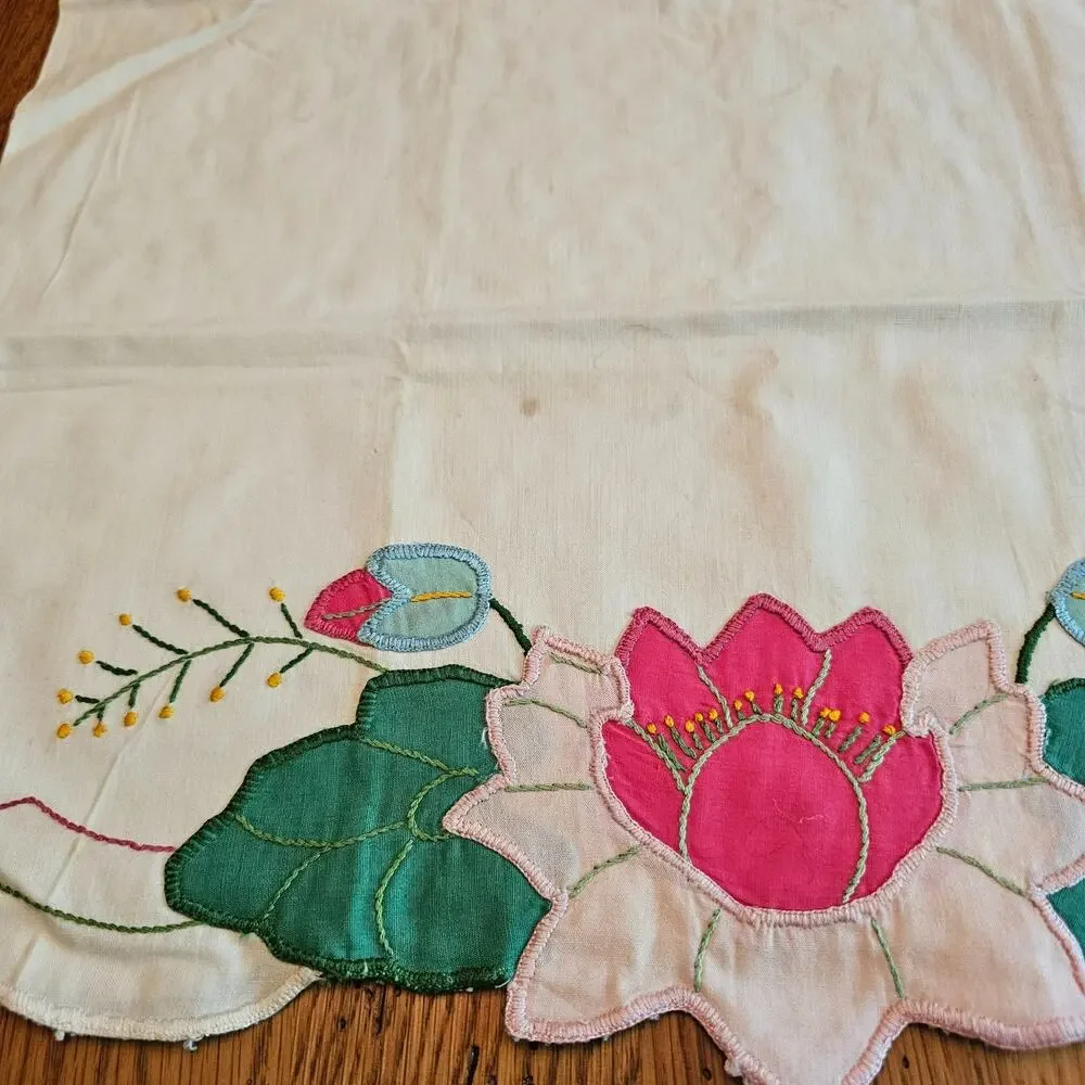 VTG Hand Applique Embroidered Floral Waterlillies Pillowcases Cottagecore